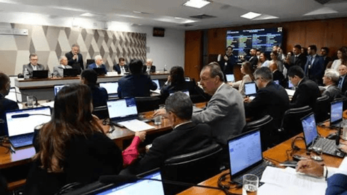 Senado aprova projeto que permite servidores públicos atuarem como MEI