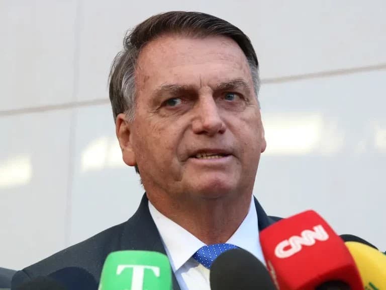 Bolsonaro critica Lula por não visitar áreas do Rio de Janeiro afetadas por fortes chuvas