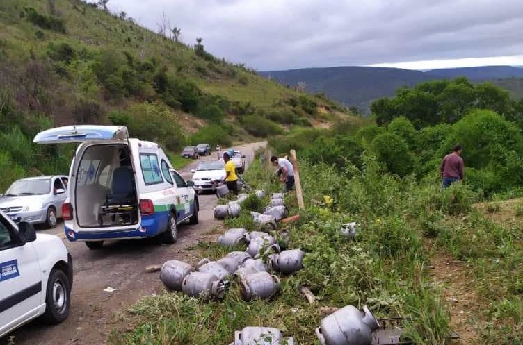 Caminhão carregado de gás tomba e deixa feridos