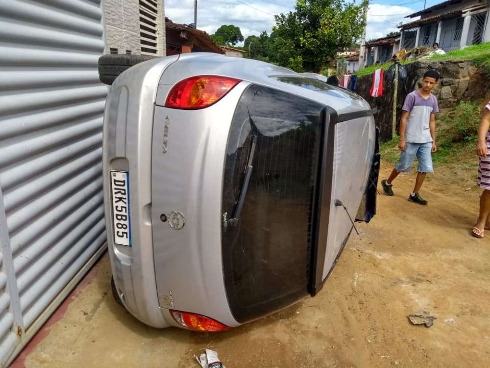 Ubatã: Homem passa mal, perde direção e capota veículo no Relíquia