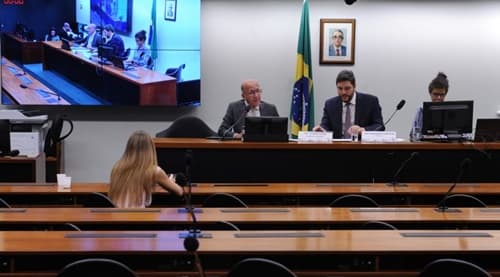 Isenção do IR para Professores Gera Debate na Câmara