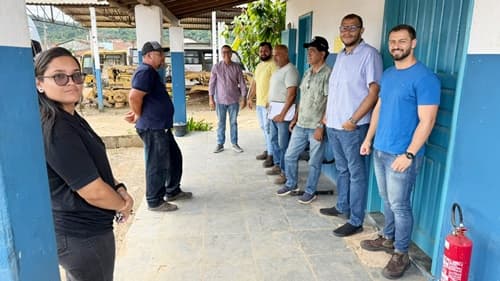 Ibirataia: Prefeito Sandro Futuca realiza reunião de alinhamento com equipe de infraestrutura na garagem municipal
