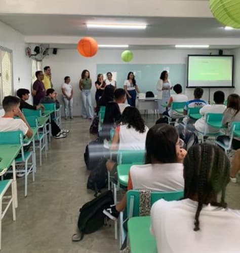 Aulas sem uso e porte de celular no espaço escolar em colégio de Ilhéus