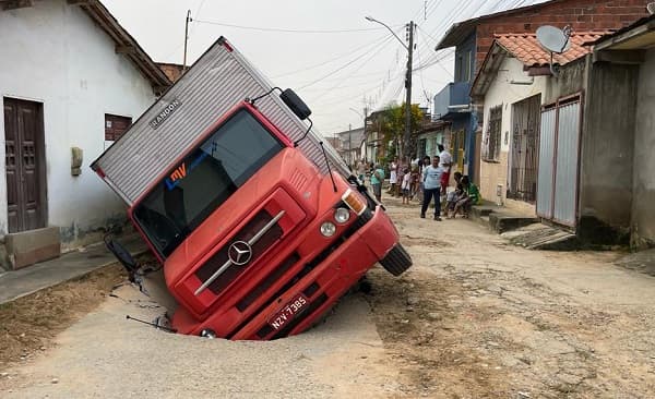 Caminhão cai em galeria de esgoto na Rua Amâncio Félix
