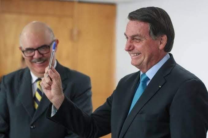 Presidente Jair Bolsonaro divulga em suas rede sociais aumento de 33,24% para os professores