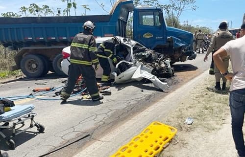 Colisão entre carro e caçamba deixa um morto e outro ferido na BR-330