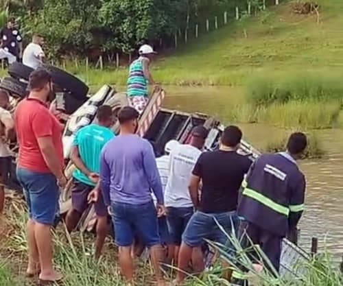 Carreta com gado tomba na BA-120 entre Ibirataia e Algodão após manobra para evitar colisão