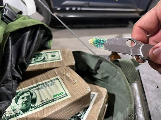 PRF apreende cocaína embalada em nota falsa de dólar com foto de Pablo Escobar