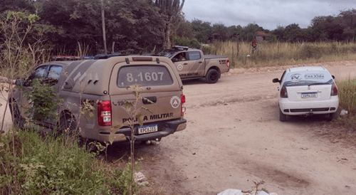 Homem é retirado de casa e executado a tiros por grupo encapuzado
