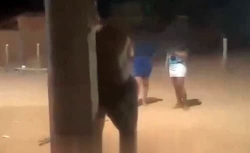 Suspeito de furto de motocicleta é capturado e amarrado em poste por moradores em Bom Jesus da Lapa