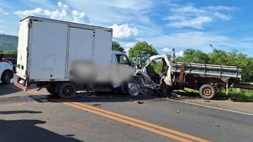 Batida frontal deixa uma pessoa morta e três feridos na Bahia