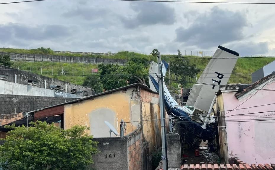 Em Belo Horizonte piloto morre e filha está em estado grave após aeronave cair sobre casas