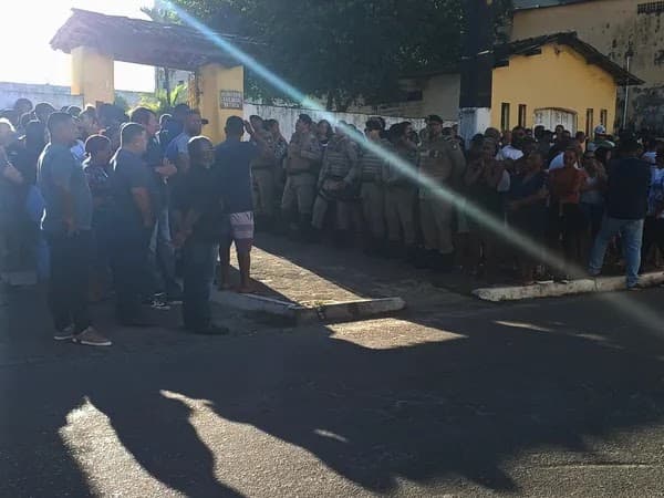 Amigos e familiares se despedem de PM que morreu após choque contra muro durante partida de futebol na Bahia