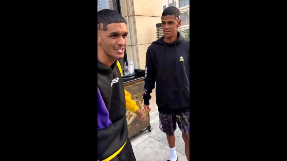 No Catar, Luva de Pedreiro conhece sósia árabe e agita as redes sociais: 'luvaverso'