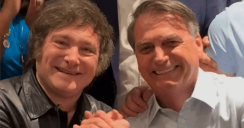 Bolsonaro é elogiado por políticos e entrega medalha de imbrochável para Milei em congresso da direita em SC