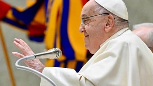 Papa Francisco receberá alta neste domingo após melhora no quadro de saúde