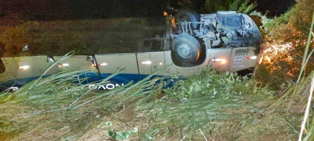 Ônibus da Novo Horizonte tomba durante tentativa de assalto na BR-101