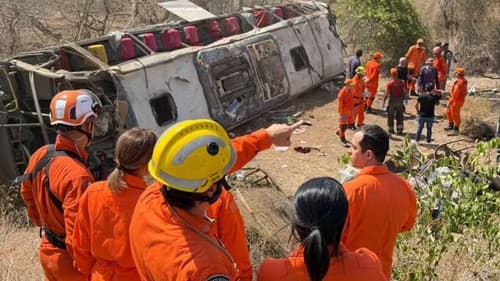 Acidente com ônibus de romeiros deixa 15 mortos