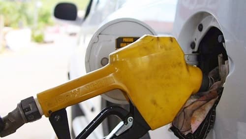 Acelen anuncia redução de 2,5% no preço da gasolina na Bahia