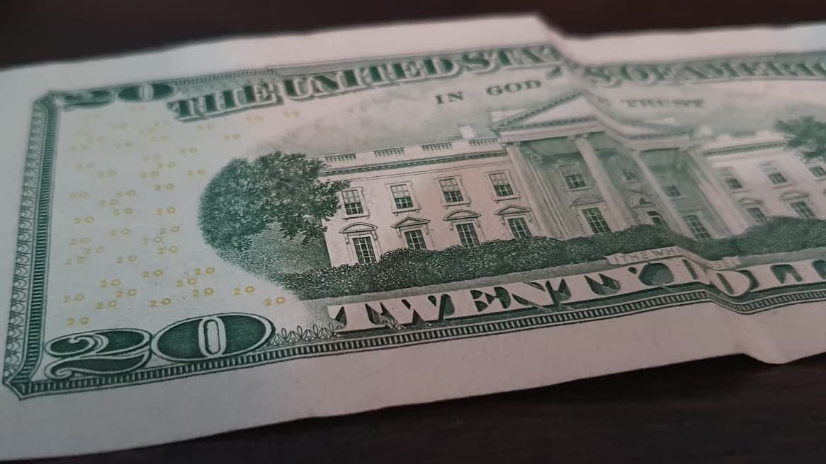Dolar continua em queda e se aproxima de R$ 5,00