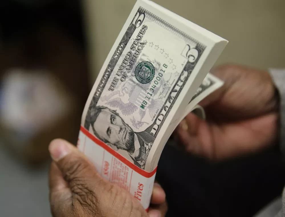 Dólar fecha em alta, com expectativa por PEC da Transição e sobre novo ministro da Fazenda