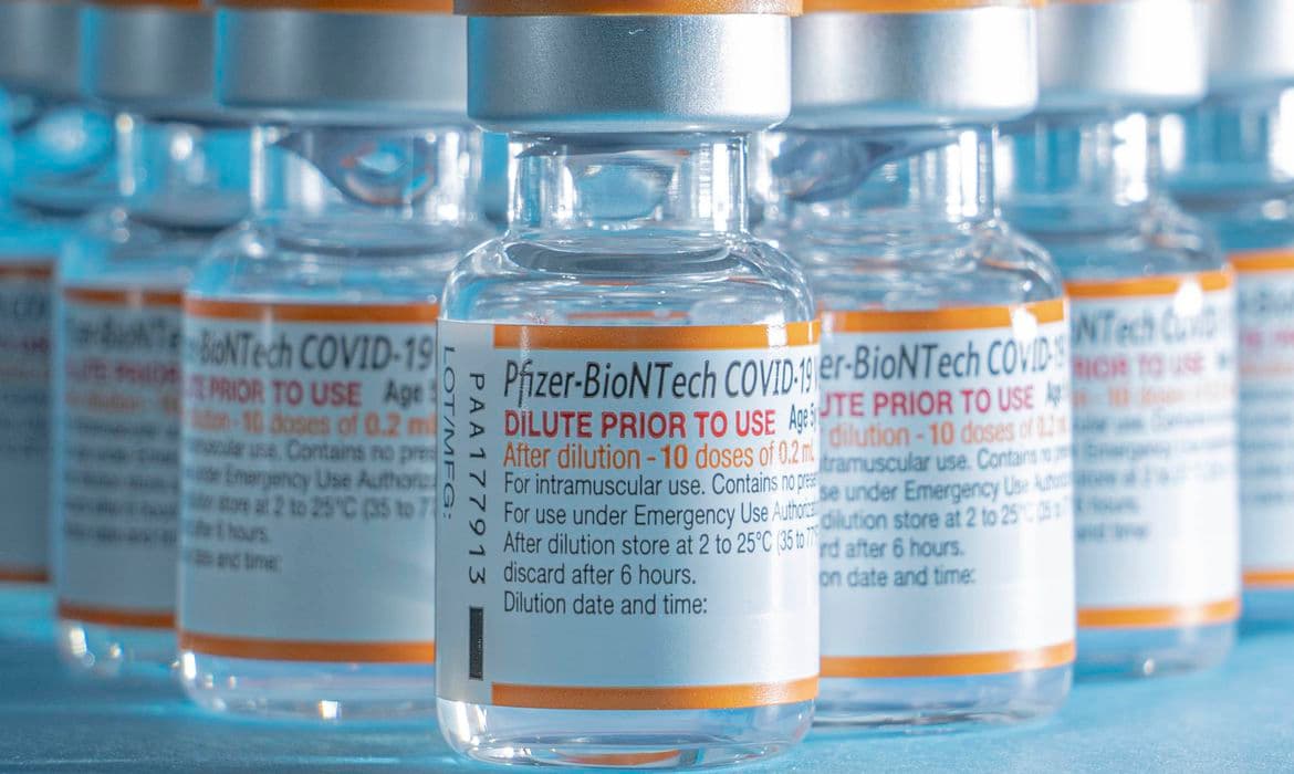 O Ministério da Saúde recebe na segunda-feira (31) um novo lote de vacinas pediátricas da Pfizer/BioNTech contra a covid-19