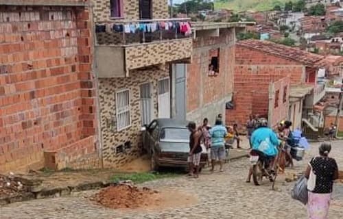 Carro desgovernado desce ladeira e bate em residência em Ipiaú