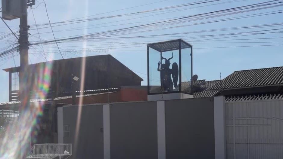Mulher instala estátua de Belzebu na porta de casa e assusta vizinhos