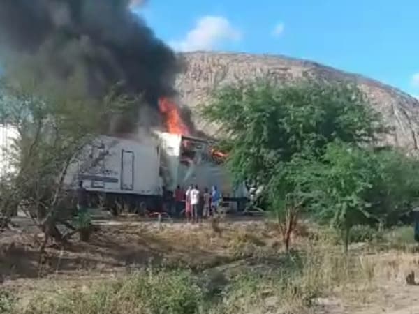 Itatim-BA: Acidente envolvendo três carretas causa incêndio deixa ferido e vítima fatal na BR-116