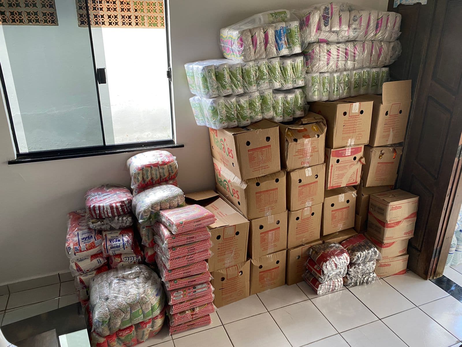 Deputado Sandro Régis faz doação pessoal de 01 Tonelada de Alimentos e 900 litros de Água Mineral para Ibirataia e Algodão.