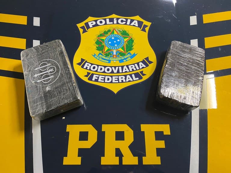Para quitar dívida com traficantes, mulher aceita transportar drogas dentro de ônibus e acaba presa