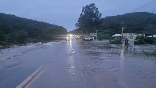 Lago transborda e BR-330 é parcialmente interditada entre Jequié e Jitaúna após chuva intensa