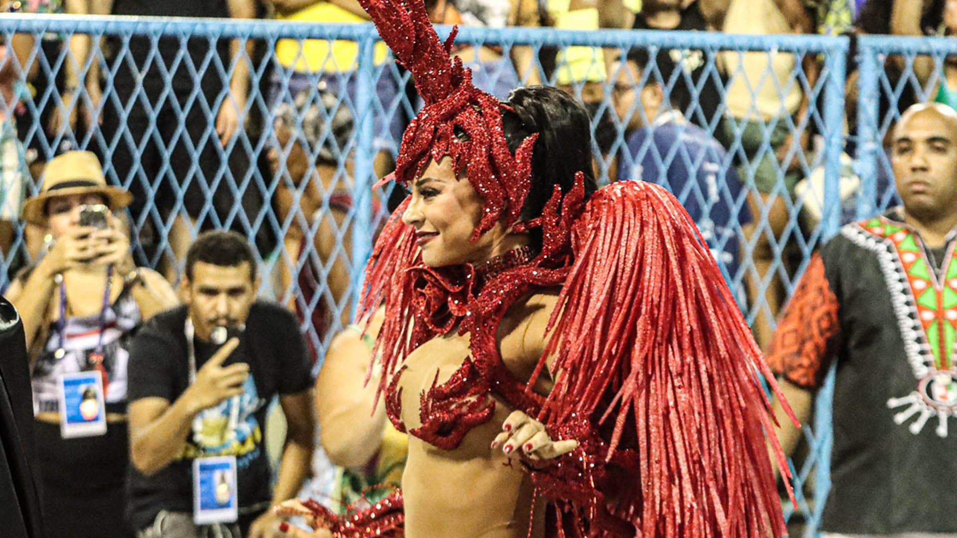 Paolla Oliveira exibe corpão no desfile da Grande Rio; confira