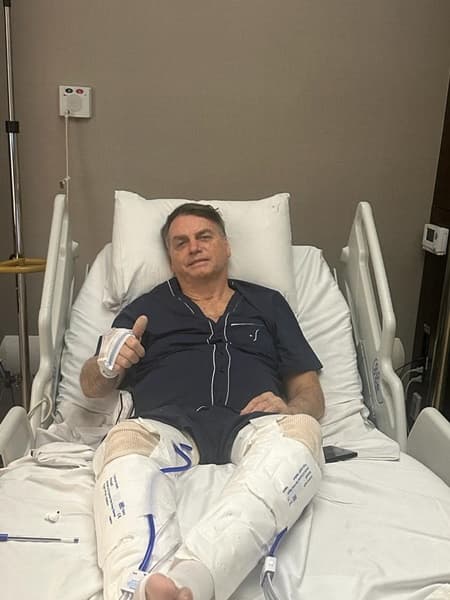 Bolsonaro se recupera de cirurgia para corrigir quadro de refluxo