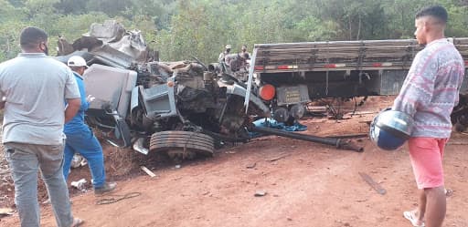 Caminhão capota em estrada vicinal próximo ao povoado de Bananeira na Bahia