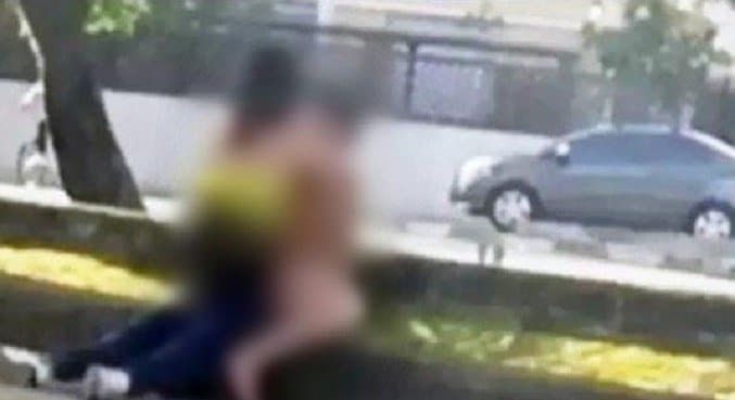 Casal é flagrado fazendo sexo em plena luz do dia