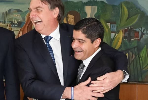 Bolsonaro se coloca à disposição de ACM Neto para diálogo sobre apoio