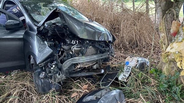 Motorista fica ferida após carro colidir em árvore na BA-650, entre Japomirim e Itagibá