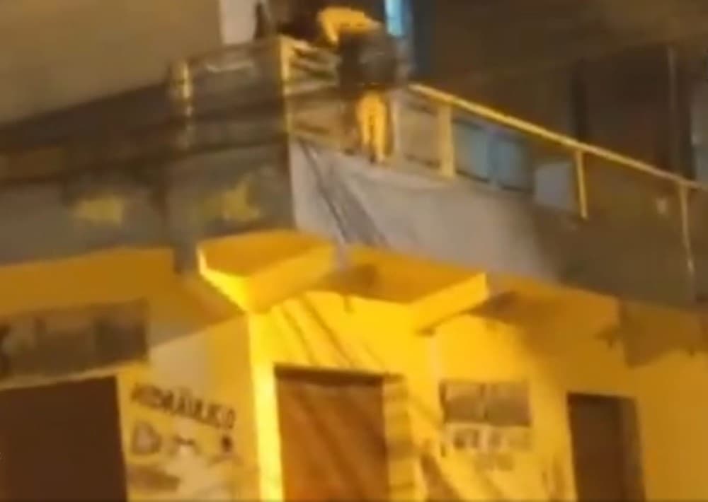 Mulher pula de prédio para fugir de incêndio causado por companheiro em Porto Seguro