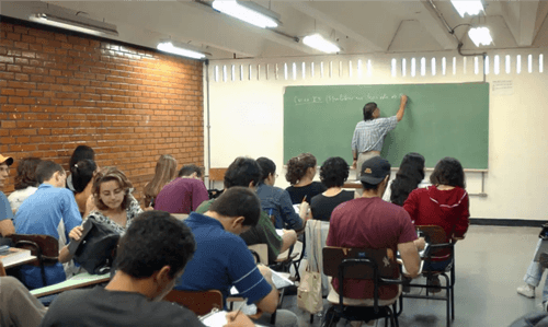 Estudo aponta desempenho insuficiente em metade dos cursos de formação de professores EAD