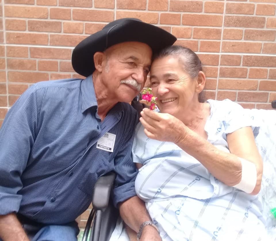 Idoso leva flores e emociona esposa internada em hospital na Bahia