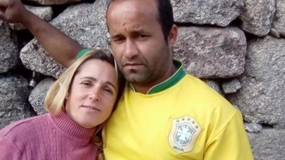 Homem mata ex-esposa a facadas, chama polícia e espera bebendo cerveja