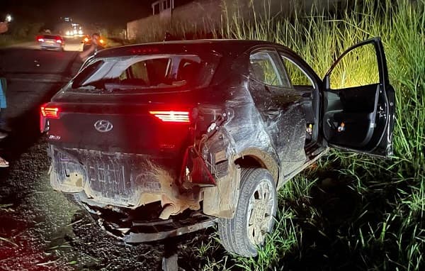 Ipiaú: Homem com carro roubado foge da PM, troca tiro com policiais e morre