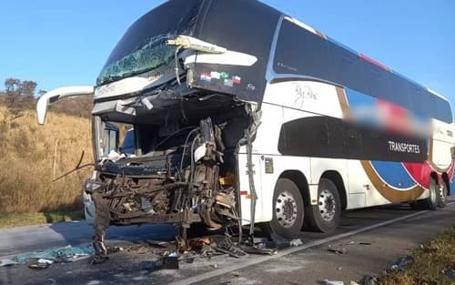 Ônibus que saiu da Bahia se envolve em grave acidente nesta quarta em MG.
