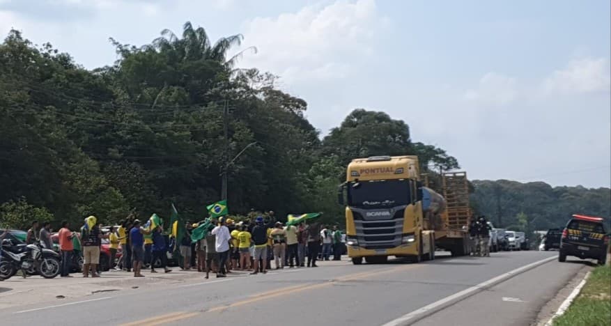 Ministro determina que PRF e PM liberem rodovias bloqueadas por caminhoneiros após derrota de Bolsonaro