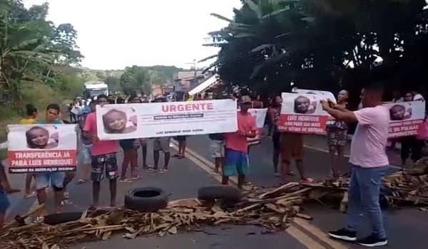Gandu: Família de criança que aguarda regulação médica protesta e interdita BR-101