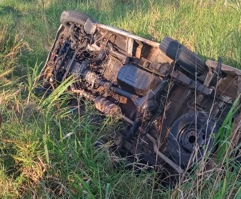 Ibirataia: Van capota depois de ser atingida por carro na BA-650