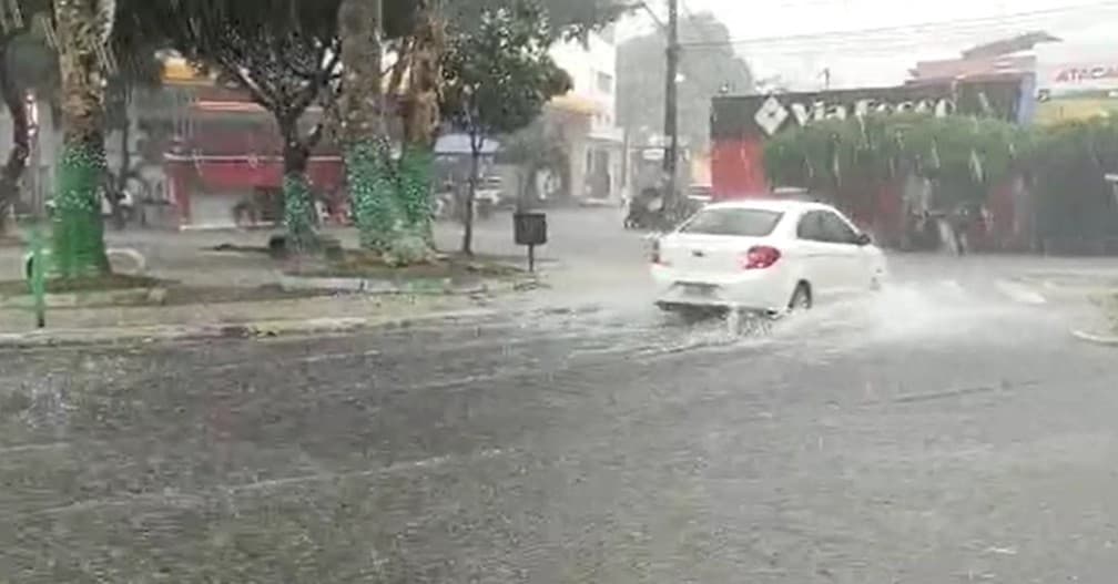 Forte chuva deixa ruas alagadas, família desabrigada e causa deslizamento de encosta