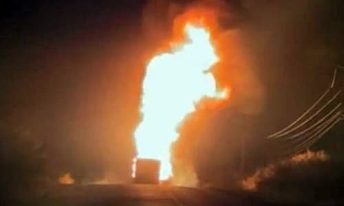 Carreta transportava botijões de gás pega fogo e motorista pula antes de explosão