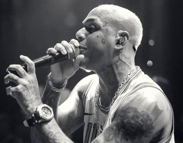 Vocalista de Oh Polêmico desmaia após show na Bahia